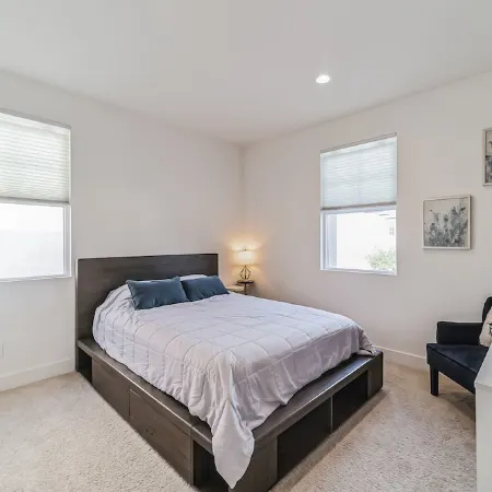 Modern Family-Friendly Home, Napa, Wine Country, Private Backyard, Fire Pit