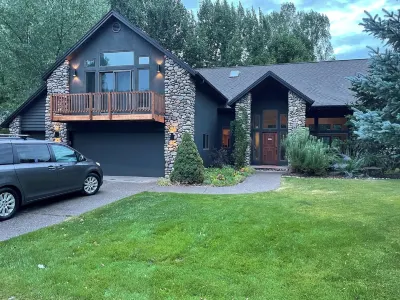 Explore Our Family-Friendly Mountain Retreat Overlooking the Golf Course