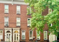 Midtown Studio w/ Bath & Kitchen- Walk To Restaurants & Nightlife!