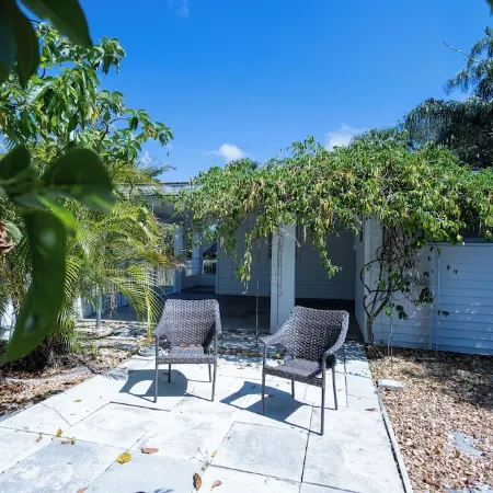 The Hibiscus Haven~ centrally located near hospital/ downtown Stuart