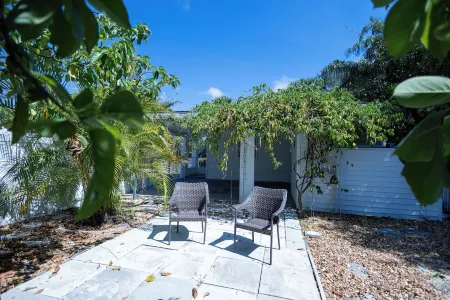 The Hibiscus Haven~ centrally located near hospital/ downtown Stuart