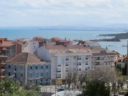 Penthouse with terrace in the center of Luanco Отели в г. Госон