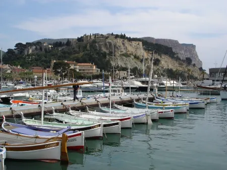 Apartment in the center of Cassis with parking, 2 bedrooms, air conditioning, wifi Отели в г. Кассис