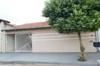 HOUSE W / POOL HEAT. SOLAR, AIR COND, WIFI AND TV WITH NETFLIX! SLEEPS 13 PEOPLE