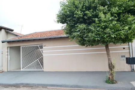 HOUSE W / POOL HEAT. SOLAR, AIR COND, WIFI AND TV WITH NETFLIX! SLEEPS 13 PEOPLE