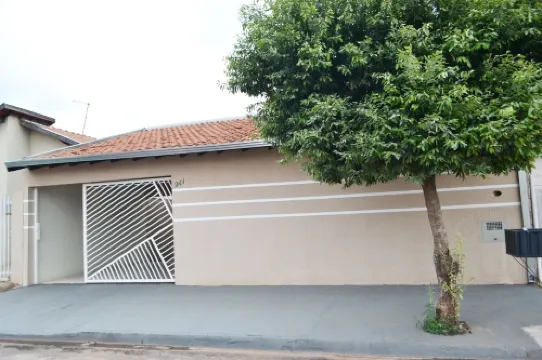 HOUSE W / POOL HEAT. SOLAR, AIR COND, WIFI AND TV WITH NETFLIX! SLEEPS 13 PEOPLE