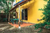 Jardines Tropicales - 3 blocks from the beach