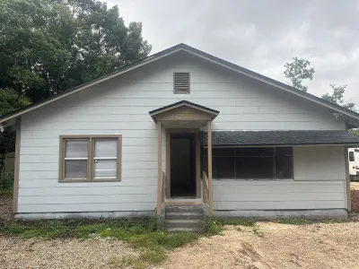 Spacious 4-bedroom house in amazing Jacksonville with WiFi, AC Hotels near Jacksonville Whitehouse Nolf