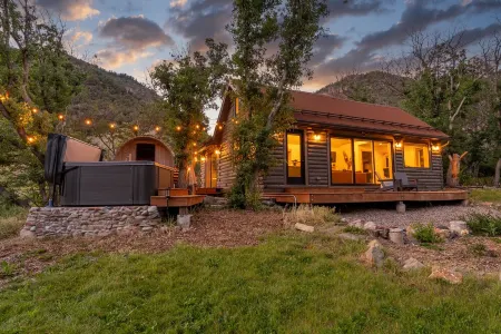 Modern Cabin with Canyon Views with Patio, Sauna Hot Tub, Wifi, AC & Fireplace