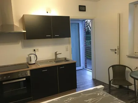 Modern 21 m² apartment quiet, modern, central Отели в г. Йевер