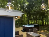 Cheerful 2 Bedroom Cottage with Hot Tub near Lake Hotels in West Shenango Township