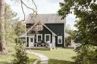 Charming Four Seasons Lake Front Renovated Cottage in Bala, Moon River Muskoka