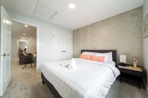 Nordic Oasis near WEM | Hot Tub, 2 Lounges, King Ensuite • Sleeps 10