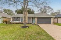 Stylish entire home in Katy Hotels near Lester Floyd Reinecker II East Transportation Center
