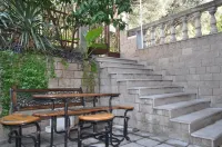 Adapted house in a Mediterranean style, children u. Pet friendly, very good nature