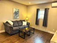 Modern 1 Bedroom, 10 minute walk to Downtown