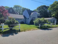 Walk to 3 beaches, downtown docks/waterfront. Dog friendly.  Includes Beach Pass