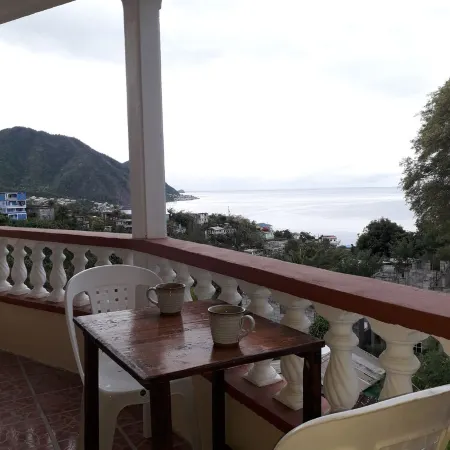 HazelWood Cottage: Beautiful Caribbean Sea views, in a comfortable space.