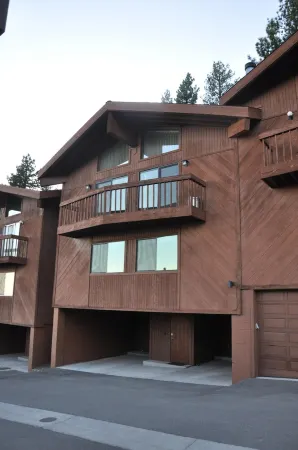 Cozy, spacious house with LAKE VIEW from ALL rooms Отели рядом с достопримечательностью «Sand Harbor Beach»