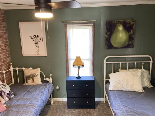 Updated bungalow with screened in porch  in rear. Hotels in Winterville