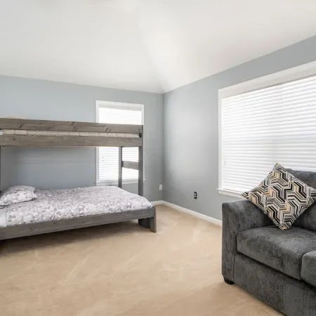 Relax in a Spacious 3 Bedroom + Office- Mud Island/Downtown