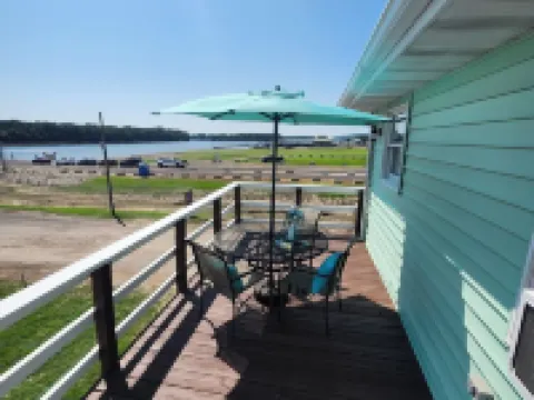 Charming 2-bedroom cottage with WiFi and AC in serene Grafton Hotels in Jersey County
