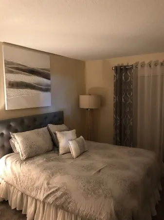 3 Bedroom/2 Bathroom Home with Enclosed Porch (Sleeps 5-6)