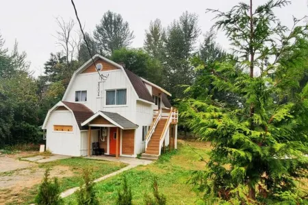 Updated  farm style Apt.  w/ loft minutes from Airport and Seattle