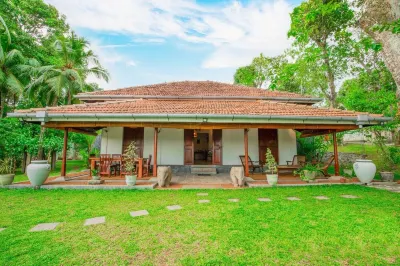 Villa Godahena, Beautiful Lakeside Villa with Private Gardens, Pool and Monkeys! Các khách sạn gần Sri Pushparama Temple