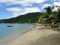 Villa located 400m from the village with breathtaking views of the beach and its pontoon