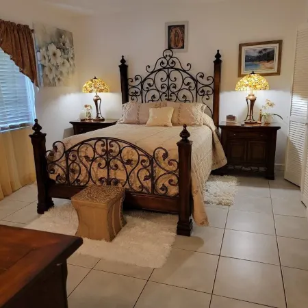 FABULOUS 1BR/1BTH CONDO - 1/2 BLOCK TO BEACH