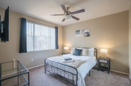 Spacious Condo: Pool, Gym, Balcony, Free Parking - Near Airport Отели рядом с достопримечательностью «Зоопарк Финикс»