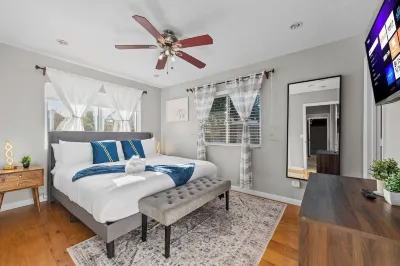 Luxury 4-bedroom in terrific San Diego with Detached Studio &Backyard Oasis Hotels in Miramar / Kearny Mesa
