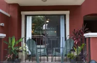 Beautifully Renovated Secured 2br/2bth Condo - 1 Block From Beach & Downtown
