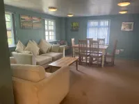 Sleeps 22 - 5 min to local pub, 15 mins from the beach