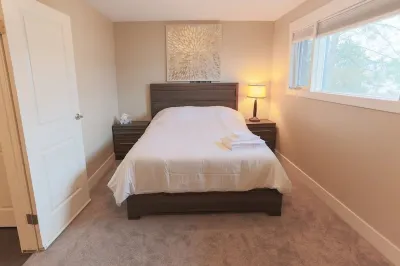 Newly renovated with Lakeviews, big yard, minutes to Silver Star/Golf/Wineries. Отели рядом с достопримечательностью «BX Creek & Falls Trail»