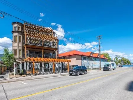 Amazing location! Steps to Okanagan Beach. Lakeview condo