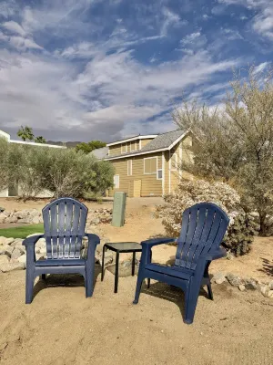 Tiny Home and Gem Of The Desert with Mineral Hot Springs 데세르 퀸 마인 트레일헤드 주변 호텔