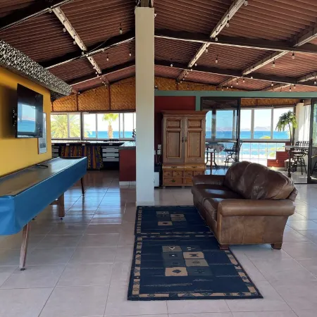Awesome Top Floor Apartment 320° view of Sea & Mountains