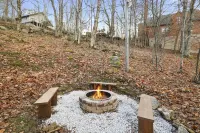 COZY MOUNTAIN ESCAPE5mi frm slopes 50ft to trails. HOT TUB!