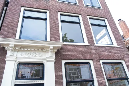 Verdronkenoord 57 - Right in the heart of Alkmaar, your place by the canal Отели в г. Алкмар
