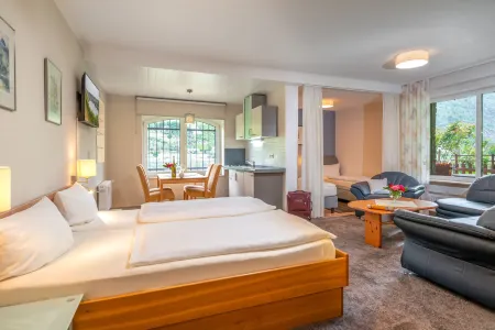 Weinhotel Landsknecht Отели в г. Богель