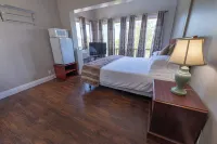Sauble Beach Lodge Hotels in Wiarton