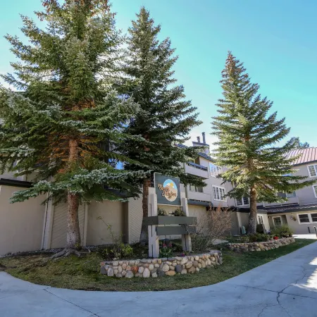 Sierra Megeve 7 Deluxe Remodeled Condo, Just A Short Walk to Canyon Lodge by RedAwning