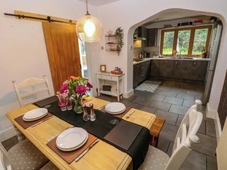 100 Cwmphil Road Отели в г. Блэенхонддан