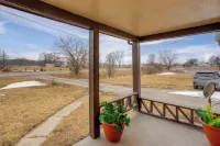 Rural Retreat Near Golf Courses in Ottawa Lake! Hotel di Dundee