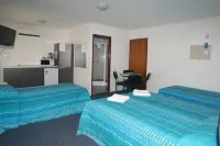 Cedar Lodge Motel Hotel di Garbutt