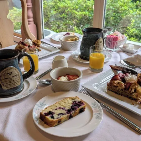 Garden and Sea Inn Отели в г. Аккомак