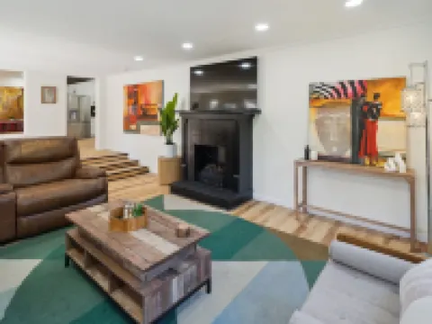 Urban Farmhouse with A Modernism Twist! 4 Bedroom Home by RedAwning Hotels in Moultrie