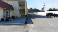 Economy Inn - parking